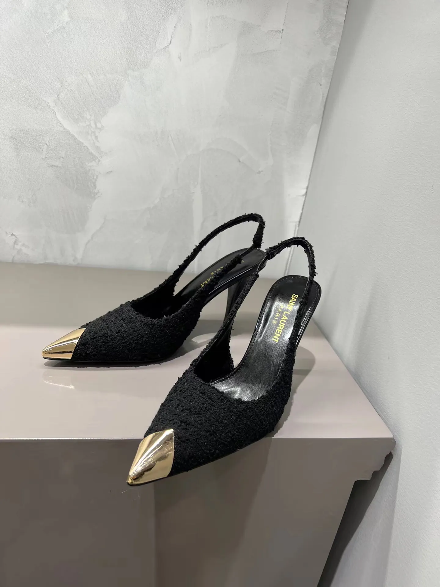 👟👟Ex-factory price 480👟👟 YSL Saint Laurent's new beautiful chain metal pointed-toe high heels. Original purchase. Really a stunner for women. Material: Customized woolen/imported Yangjing upper, original hardware molding, foot pad sheepskin, Italian genuine leather outsole. Heel height: 9cm. Available in two colors: silver chain and gold chain. Sizes: 35–39 (40 is custom-made and non-refundable)